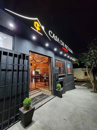 Fachada da Casa da Picanha Gourmet em Alfenas, iluminada à noite